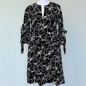 Carolina Herrera: Black&White Floral Print Tunic Dress w/ V-cut and Bell Sleeves